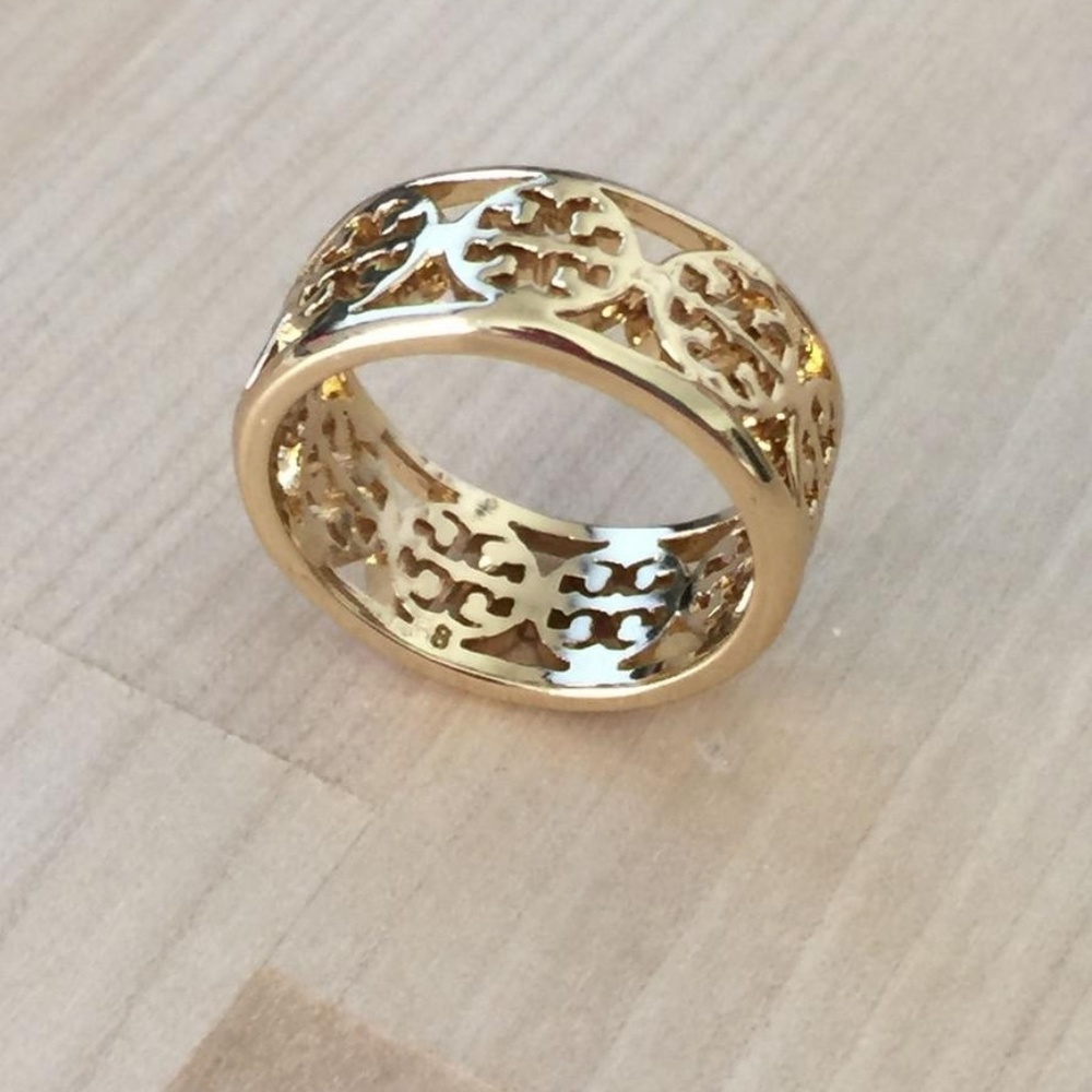 TORY BURCH KINSLEY CUTOUT LOGO GOLD TONE BAND RING - Picture 5 of 6